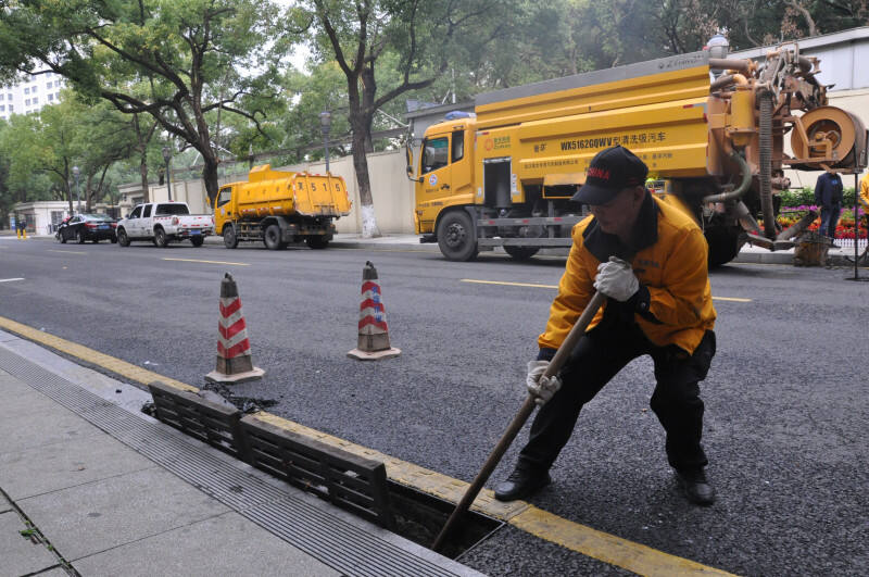 胡连喜正在和工友进行沟渠疏通和修复。