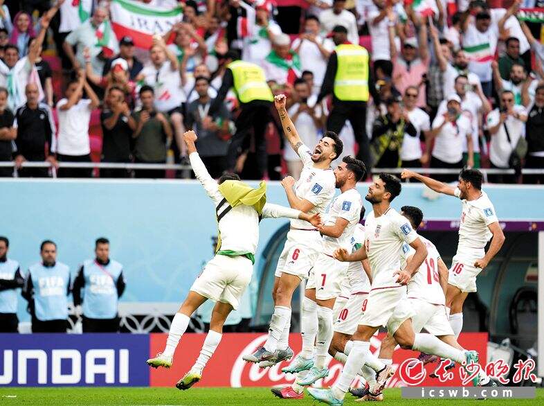 伊朗队球员庆祝比赛胜利。 新华社记者 孟鼎博 摄