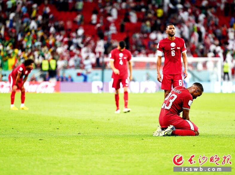 11月25日，卡塔尔队球员阿西姆·马迪博（右一）在比赛后。当日，卡塔尔队1比3不敌塞内加尔队。新华社记者 丁旭 摄