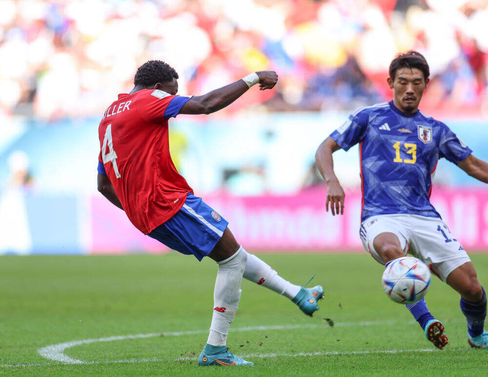 11月27日，哥斯达黎加队球员富勒（左）破门得分。新华社记者李明摄