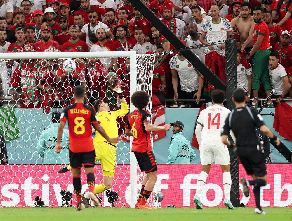 11月27日，摩洛哥队球员阿布赫拉尔（右二，14号）打入球队第二粒进球。新华社记者徐子鉴摄