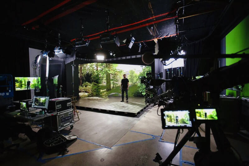 影棚里虚拟出的森林让人身临其境。