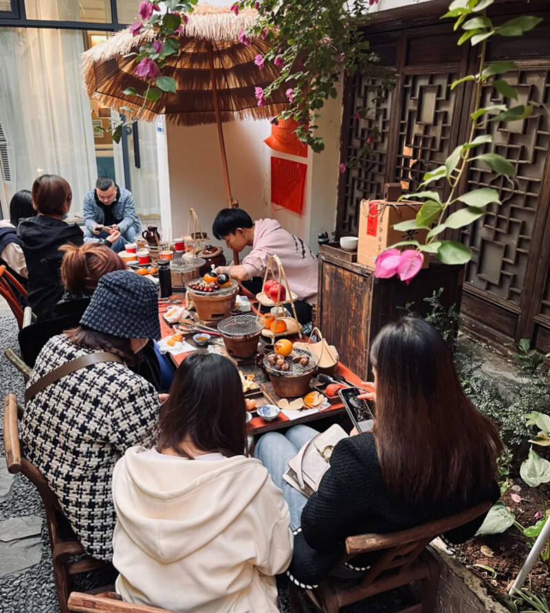 在长沙一家新中式茶馆内，一群顾客正围坐茶炉旁，边喝茶边聊天。全媒体记者范宏欢 摄。