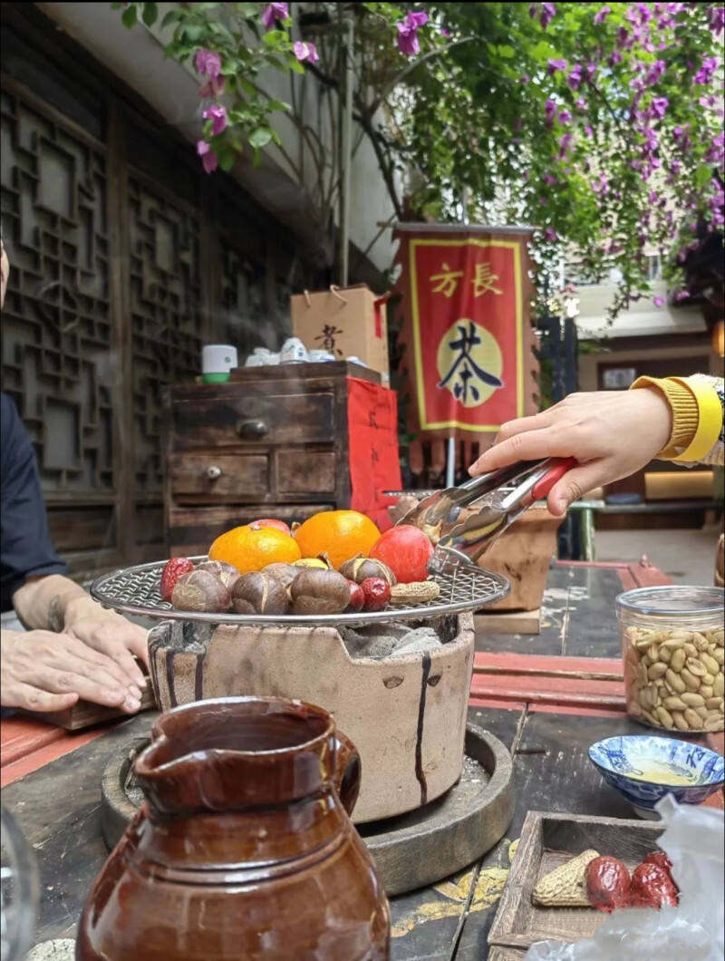 长沙太平街方长茶食，推出了围炉煮茶的套餐。