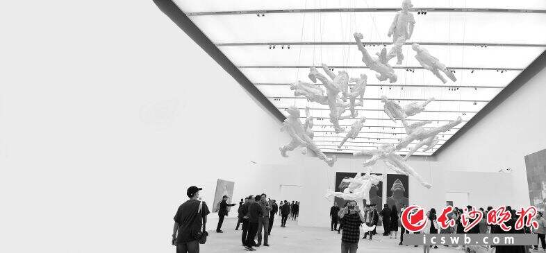 第八届“艺术长沙”双年展之“根基——苏新平 张恩利 王郁洋作品展”在湖南博物院开幕，艺术爱好者们正在观看展览。　　长沙晚报全媒体记者 邹麟 摄