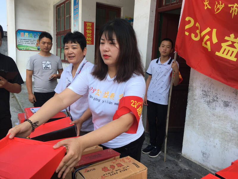 胡巧萍带着“23”公益成员前往湘西做公益。受访者 供图