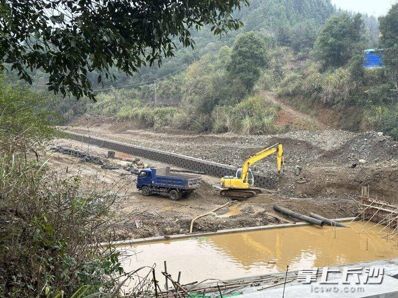 在湘赣边界，南川河治理工程正在紧张施工中。长沙晚报通讯员 张可夫 摄