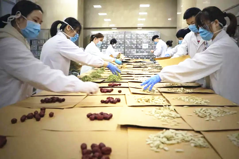 为满足市民需要，湖南省中医院药剂科医务人员加班加点配制中药防疫预防方。均由医院供图