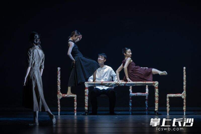 今晚，由舞蹈家王亚彬领衔演绎的舞剧《海上夫人》在湖南大剧院上演。均为 颜俊琦 摄