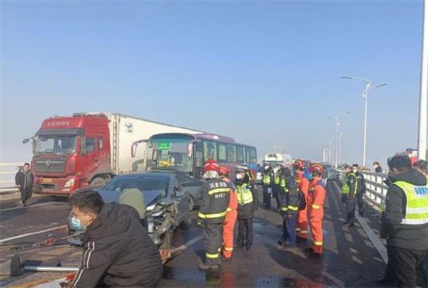 郑州新黄河大桥发生多起车辆相撞事故
