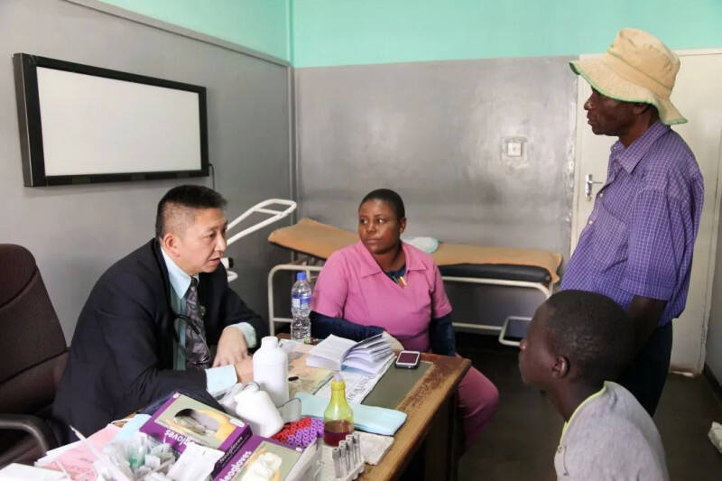 2017年5月，陈东作为中国(湖南)第15批援津巴布韦医疗队队员，接诊当地及华人患者8000多人次。