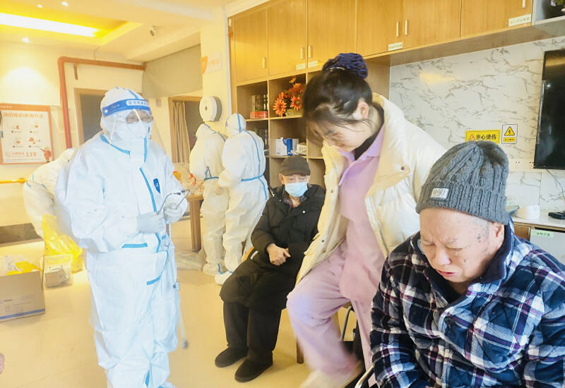 家庭医生团队进入养老院上门服务。 均为通讯员赵银萍供图