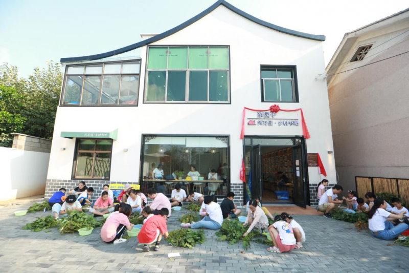 2021年7月19日，茶园子·兴万佳乡村书吧建成开放，迅速成为望城高颜值乡村图书馆的代表，不仅服务本地村民，也吸引了很多游客前来打卡。均为望城区雷锋图书馆供图