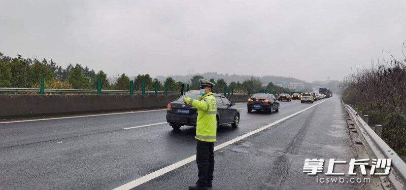 元旦假期，高速交警值守一线保平安畅通。均为湖南交警供图