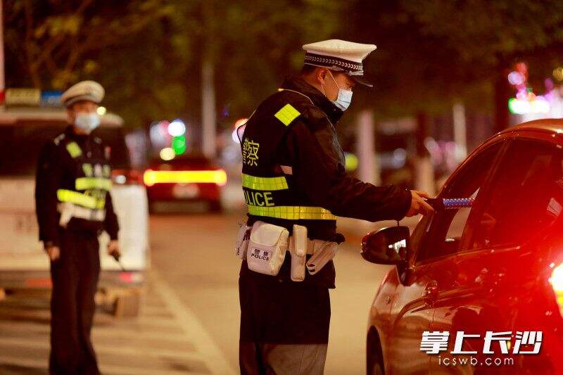假期期间，交警部门加大对各类交通违法行为的查处力度。