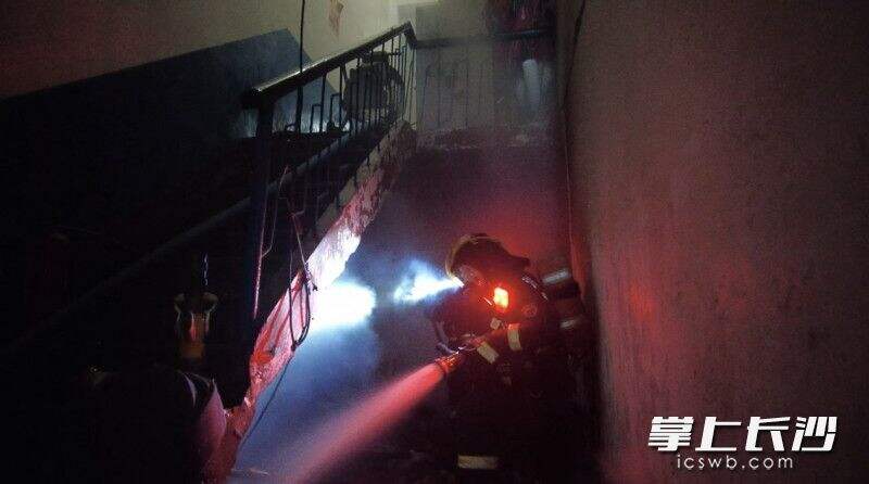 居民楼楼梯间发生火灾，消防员快速处置控制火情。长沙晚报全媒体记者 张佳欣 供图