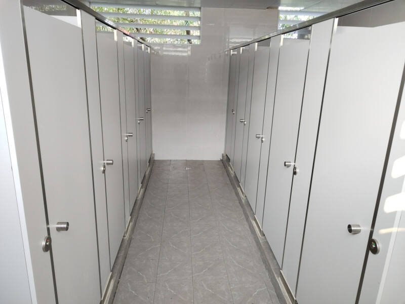 靖港中学原来的沟槽式冲水厕所，改造成了单独的蹲位式厕所。