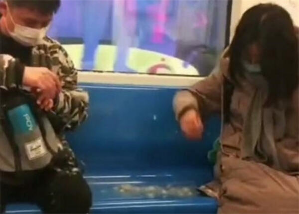 女子乘坐地铁
