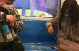女子乘坐地铁 羽绒服为何忽然炸开
