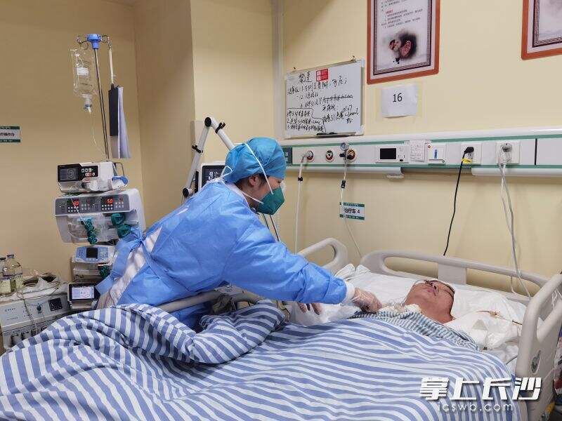 ICU二科主管护师金波正在护理病人。