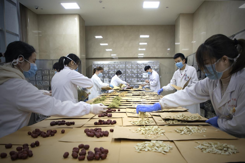 在湖南省中医院中药房，药师们正忙碌着为患者紧急配药。均为长沙晚报通讯员 袁利 摄
