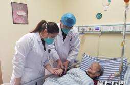 97岁娭毑感染新冠后痊愈出院，向医护人员深深鞠躬