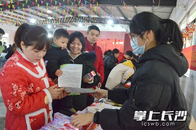 1月16日，白马街道廖家坪村开展“翰墨丹青辞旧岁 瑞兔歌舞贺新春”迎新春便民服务文化活动。