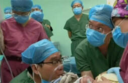 新生儿术后白肺 医生跪地进行抢救