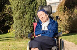 全球最长寿老人在法国去世 享年118岁