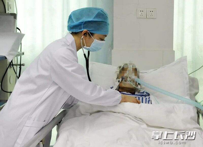 长沙市第一医院呼吸与危重症医学科主任、主任医师汤渝玲教授在病房检查患者的病情。医院供图
