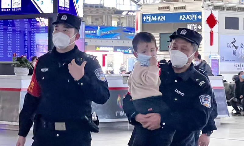 冯中伟（左）及同事帮旅客找到走失的4岁男童。
