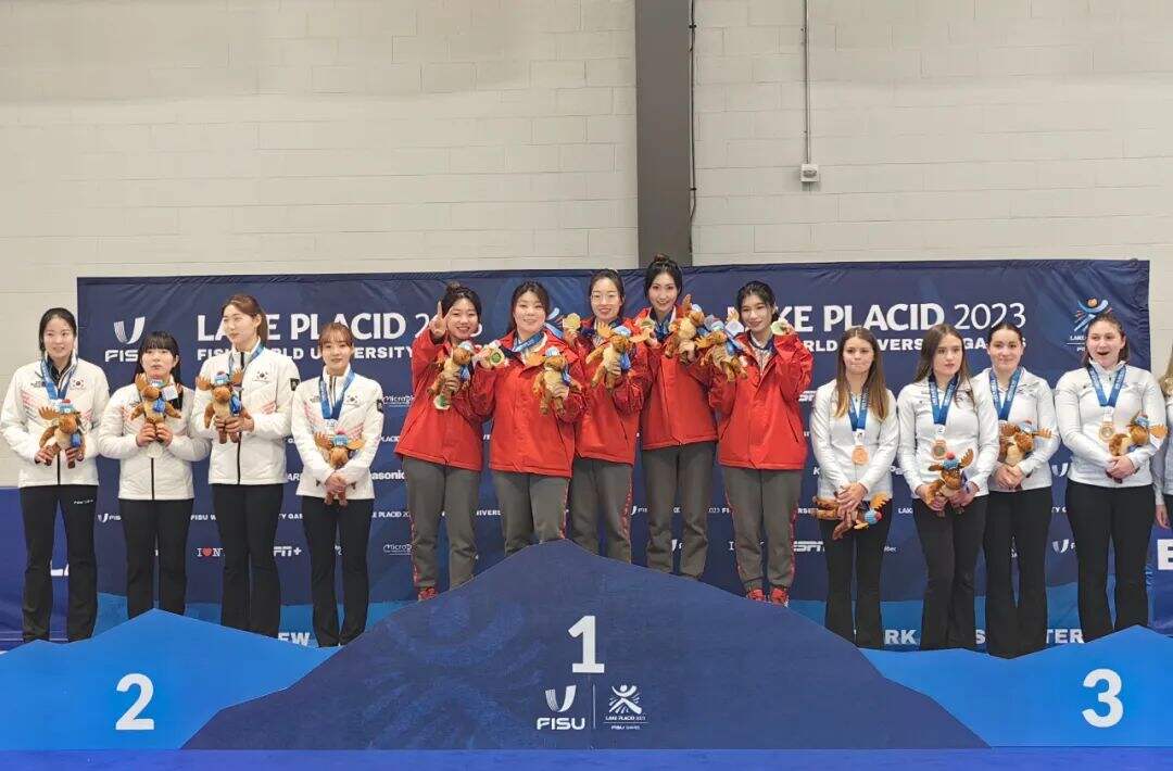 冠军中国队（中）、亚军韩国队（左）和季军美国队在颁奖仪式上。新华社发