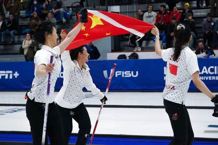 中国队选手在获胜后庆祝。新华社发