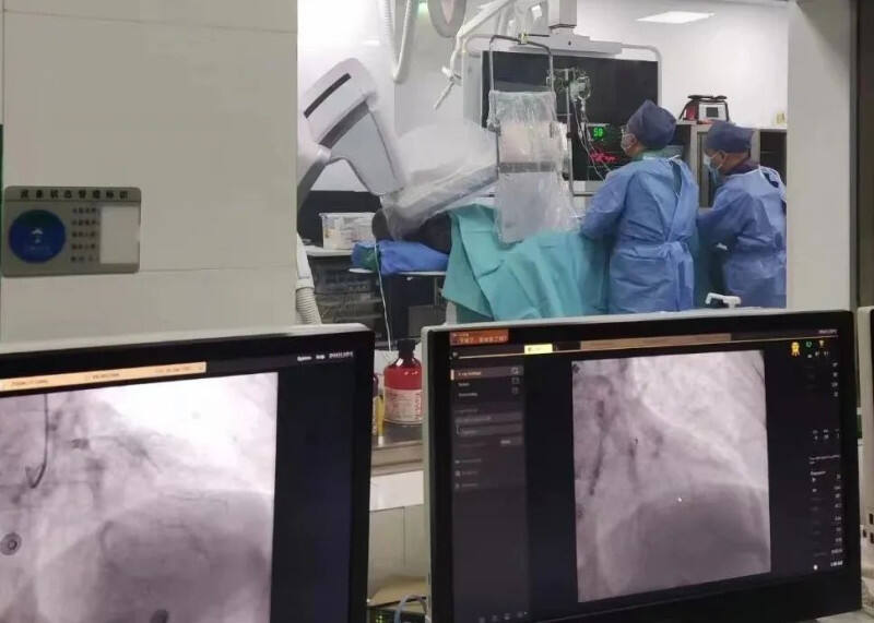 长沙市第一医院多学科医护人员紧急抢救急性前壁心肌梗死患者，为患者实施急诊介入手术。医院供图