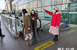 春节期间百余名志愿者坚守火车南站，日均服务旅客万余人次