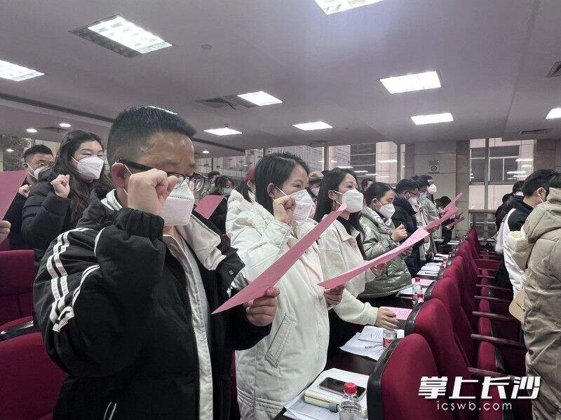 全区学科类校外培训机构负责人进行宣誓。全媒体记者 刘俊 摄
