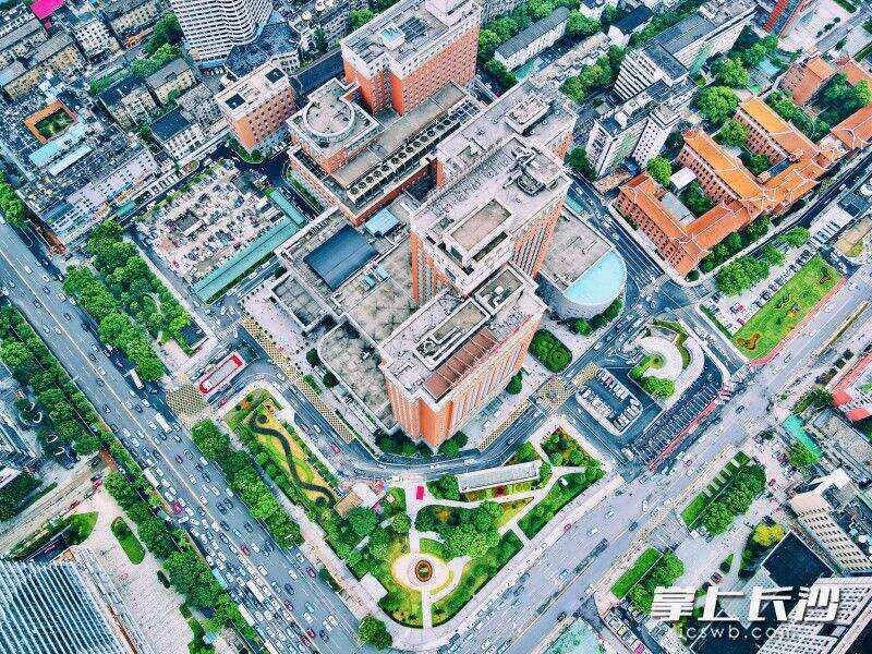 空中俯瞰，湘雅医院如城市车水马龙中的一座美丽绿岛。 通讯员 陈秋萍 供图