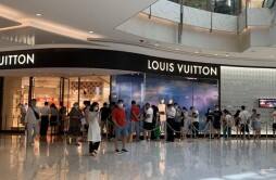 LV透露将涨价 多个门店门口大排长队