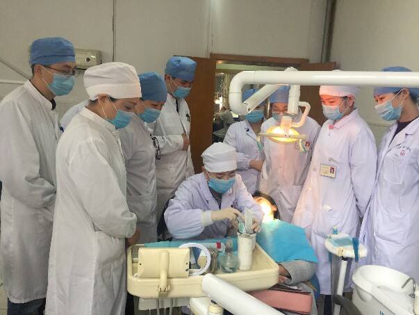长沙市口腔医院的专家正在为口腔患者进行相关治疗。医院供图