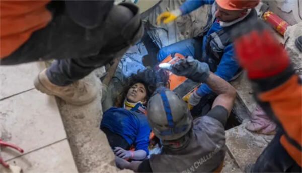 土耳其少年遭遇地震后喝尿液坚持4天