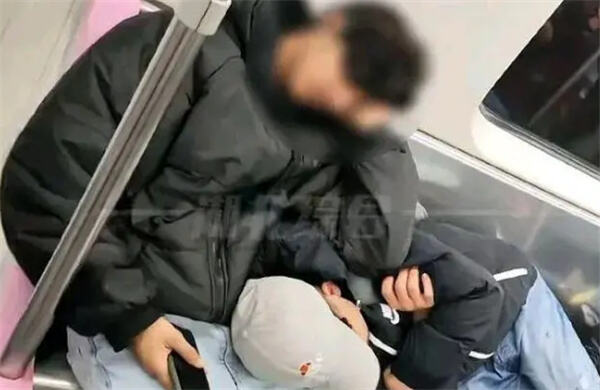 武汉地铁3名外籍男子横卧整排座位