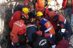 震后超150小时，中国救援队在土耳其再救出一名幸存者