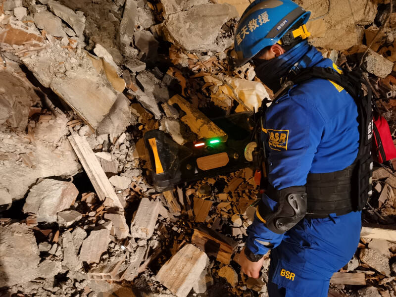 中国蓝天救援队队员在土耳其地震灾区使用长沙生产的生命探测仪进行搜索。受访者供图
