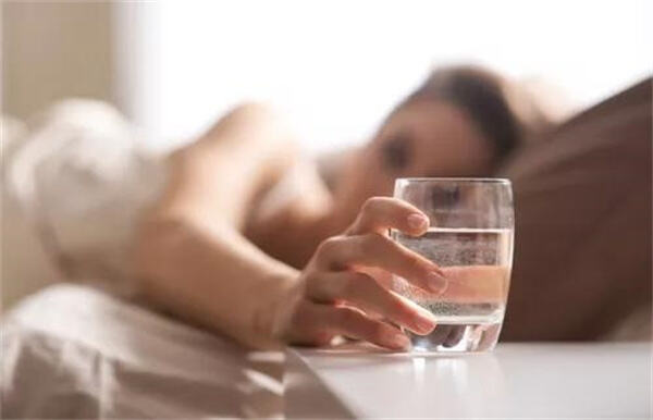 早上不刷牙时空腹喝水等于喝细菌吗