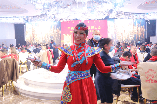 著名音乐人蒙古甜女应邀出席内蒙古丰镇市第一届发展大会