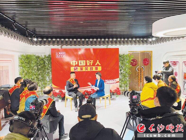 在开福家风馆，“中国好人”代表面对直播镜头讲述好家风代代相传的故事。