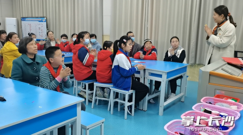 长沙县龙塘小学党支部书记、校长冯丽在给学校特殊儿童上课。均为学校供图
