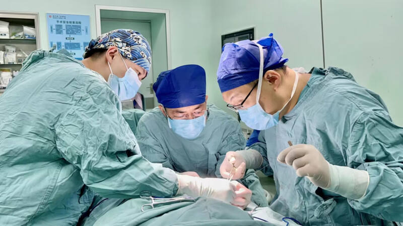 湖南省人民医院儿童骨科专家为患儿进行手术。