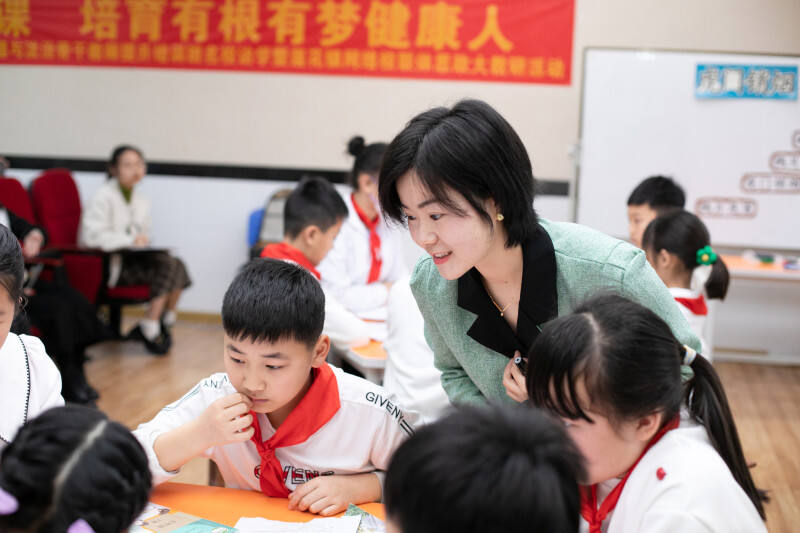 博才小学党员思政教师夏丽琴执教《虎门销烟》。