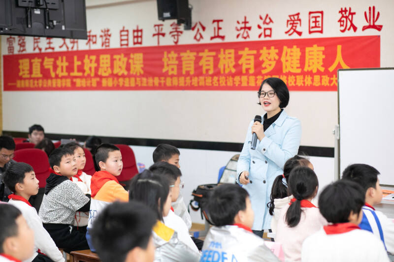 莲花镇中心小学思政教师谭秀执教《广告无处不在》。